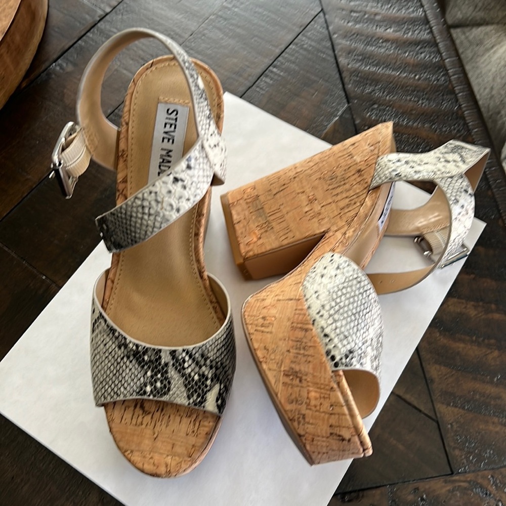 Steve Madden platforms- sandals animal print size 6M